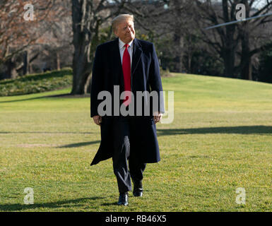 Washington, Vereinigte Staaten von Amerika. 06 Jan, 2019. Präsidenten der Vereinigten Staaten Donald J. Trumpf kehrt in das Weiße Haus in Washington, DC nach einem Tagesausflug nach Camp David am Sonntag, 6. Januar 2019. Quelle: Chris Kleponis/Pool über CNP | Verwendung der weltweiten Kredit: dpa/Alamy leben Nachrichten Stockfoto