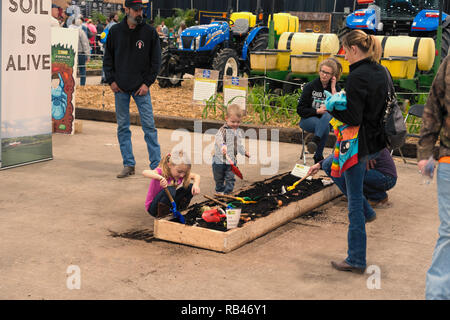 Harrisburg, PA, USA. 6. Januar, 2019: Kinder graben, Schmutz, vielleicht inspiriert ein lebenslanges Interesse der Landwirtschaft, an der 2019 PA Farm Show, der größten Indoor landwirtschaftliche Ausstellung in den USA. Credit: George Sheldon/Alamy leben Nachrichten Stockfoto