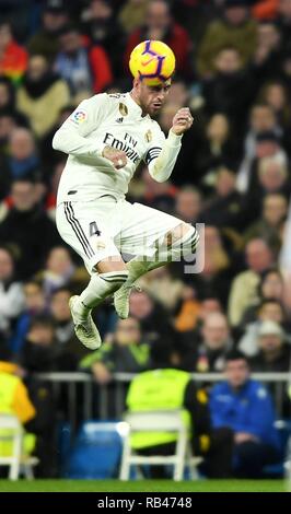 Madrid, Spanien. 6. Januar, 2019. Sergio Ramos von Real Madrid konkurriert, die während der spanischen La Liga Fußball Spiel zwischen Real Madrid und Real Sociedad in Madrid, Spanien, Jan. 6, 2019. Real Madrid 0:2 verloren. Quelle: Guo Qiuda/Xinhua/Alamy leben Nachrichten Stockfoto