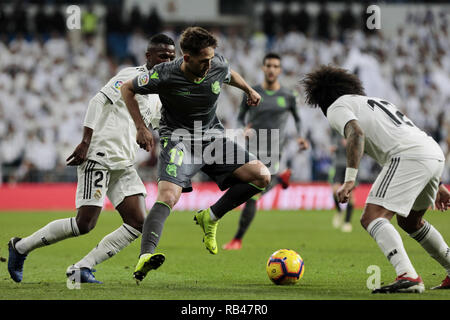 Madrid, Spanien. 6. Januar, 2019. Von Real Madrid Vinicius Jr. (L) und Marcelo Vieira (R) und der Real Sociedad Adnan Januzaj Kampf um den Ball während La Liga Match zwischen Real Madrid und Real Sociedad San Sebastián im Santiago Bernabeu in Madrid. Credit: LEGAN S. Mace/SOPA Images/ZUMA Draht/Alamy leben Nachrichten Stockfoto