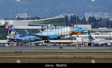 Richmond, British Columbia, Kanada. 1 Jan, 2019. Ein WestJet Airlines Boeing 737-800 (C-GWSV) Jet Airliner, in speziellen Disney lackierten themed ''frozen'' Livery, zieht aus Vancouver International Airport. Credit: bayne Stanley/ZUMA Draht/Alamy leben Nachrichten Stockfoto