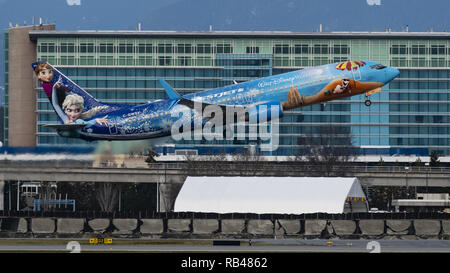 Richmond, British Columbia, Kanada. 1 Jan, 2019. Ein WestJet Airlines Boeing 737-800 (C-GWSV) Jet Airliner, in speziellen Disney lackierten themed ''frozen'' Livery, zieht aus Vancouver International Airport. Credit: bayne Stanley/ZUMA Draht/Alamy leben Nachrichten Stockfoto