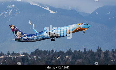 Richmond, British Columbia, Kanada. 1 Jan, 2019. Ein WestJet Airlines Boeing 737-800 (C-GWSV) Jet Airliner, in speziellen Disney lackierten themed ''frozen'' Livery, zieht aus Vancouver International Airport. Credit: bayne Stanley/ZUMA Draht/Alamy leben Nachrichten Stockfoto