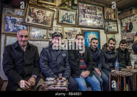 Zaxo, Duhok Governatorat, Irak. 31 Dez, 2018. Die Einheimischen treffen sich in einem teeladen in der Stadt Zakho in Kurdistan Irak. Credit: Geovien So/SOPA Images/ZUMA Draht/Alamy leben Nachrichten Stockfoto