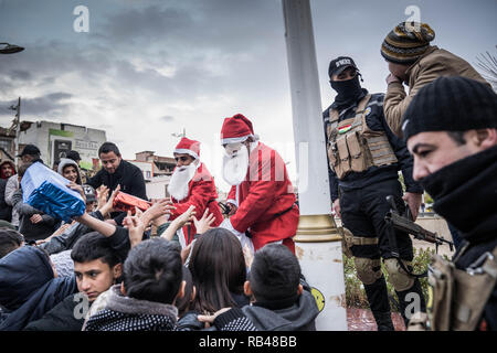 Zaxo, Duhok Governatorat, Irak. 31 Dez, 2018. Bewaffnete Militärpolizei eingesetzt um zu halten, wenn Santa heraus geben, um die Kinder in der Stadt Zakho in Kurdistan Irak vorhanden. Credit: Geovien So/SOPA Images/ZUMA Draht/Alamy leben Nachrichten Stockfoto