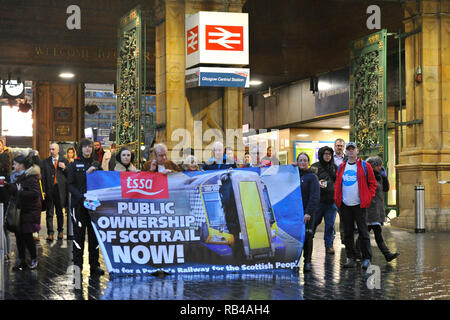 Glasgow, Schottland, Großbritannien. 7. Januar 2019. Schottische Labour-vorsitzende - Richard Leonard MSP und Mitkämpfer hit Bahnhöfe über Schottland heute, da die Partei Kampagnen auf ihre Politik des öffentlichen Eigentums. Die Partei, um Ihre Kampagne auf öffentliches Eigentum als Menschen aus ganz Schottland ihre erste volle Woche bei der Arbeit beginnen nach der festlichen brechen. Die Preise stiegen in diesem Monat, wie SNP Minister der Arbeitspartei Plan für ein Einfrieren der Tarife der schottischen Haushalt ignoriert. Credit: Colin Fisher/Alamy leben Nachrichten Stockfoto