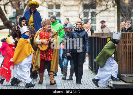 Pilsen, Tschechische Republik. 06 Jan, 2019. Nächstenliebe - Drei Könige, das Geld der Sammlung in Pilsen, Tschechische Republik, 6. Januar 2019. Credit: Miroslav Chaloupka/CTK Photo/Alamy leben Nachrichten Stockfoto