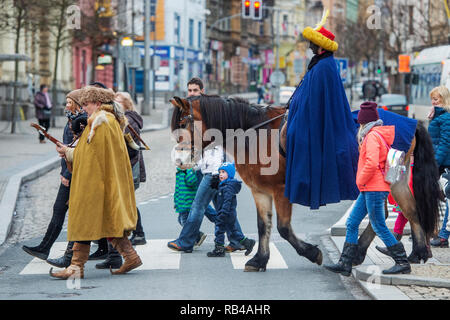 Pilsen, Tschechische Republik. 06 Jan, 2019. Nächstenliebe - Drei Könige, das Geld der Sammlung in Pilsen, Tschechische Republik, 6. Januar 2019. Credit: Miroslav Chaloupka/CTK Photo/Alamy leben Nachrichten Stockfoto