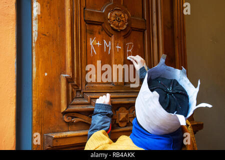 Pilsen, Tschechische Republik. 06 Jan, 2019. Nächstenliebe - Drei Könige, das Geld der Sammlung in Pilsen, Tschechische Republik, 6. Januar 2019. Credit: Miroslav Chaloupka/CTK Photo/Alamy leben Nachrichten Stockfoto