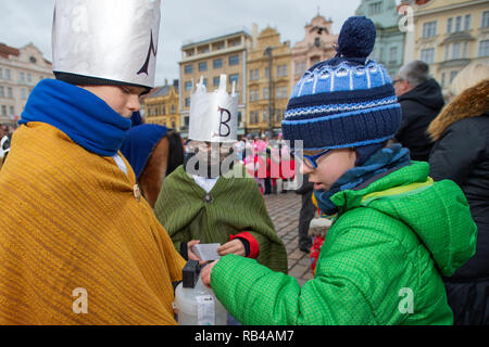 Pilsen, Tschechische Republik. 06 Jan, 2019. Nächstenliebe - Drei Könige, das Geld der Sammlung in Pilsen, Tschechische Republik, 6. Januar 2019. Credit: Miroslav Chaloupka/CTK Photo/Alamy leben Nachrichten Stockfoto