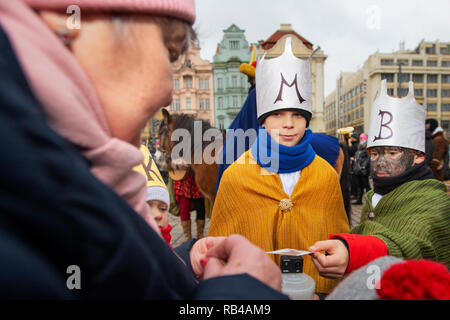 Pilsen, Tschechische Republik. 06 Jan, 2019. Nächstenliebe - Drei Könige, das Geld der Sammlung in Pilsen, Tschechische Republik, 6. Januar 2019. Credit: Miroslav Chaloupka/CTK Photo/Alamy leben Nachrichten Stockfoto