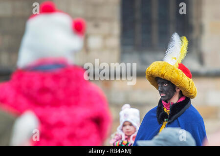 Pilsen, Tschechische Republik. 06 Jan, 2019. Nächstenliebe - Drei Könige, das Geld der Sammlung in Pilsen, Tschechische Republik, 6. Januar 2019. Credit: Miroslav Chaloupka/CTK Photo/Alamy leben Nachrichten Stockfoto