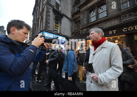 Glasgow, Schottland, Großbritannien. 7. Januar 2019. Schottische Labour-vorsitzende - Richard Leonard MSP und Mitkämpfer hit Bahnhöfe über Schottland heute, da die Partei Kampagnen auf ihre Politik des öffentlichen Eigentums. Die Partei, um Ihre Kampagne auf öffentliches Eigentum als Menschen aus ganz Schottland ihre erste volle Woche bei der Arbeit beginnen nach der festlichen brechen. Die Preise stiegen in diesem Monat, wie SNP Minister der Arbeitspartei Plan für ein Einfrieren der Tarife der schottischen Haushalt ignoriert. Credit: Colin Fisher/Alamy leben Nachrichten Stockfoto