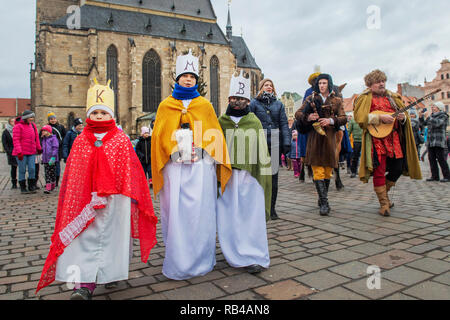 Pilsen, Tschechische Republik. 06 Jan, 2019. Nächstenliebe - Drei Könige, das Geld der Sammlung in Pilsen, Tschechische Republik, 6. Januar 2019. Credit: Miroslav Chaloupka/CTK Photo/Alamy leben Nachrichten Stockfoto