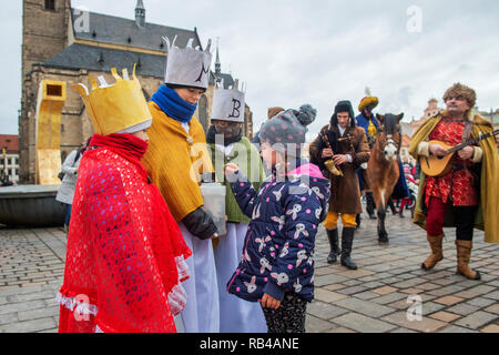 Pilsen, Tschechische Republik. 06 Jan, 2019. Nächstenliebe - Drei Könige, das Geld der Sammlung in Pilsen, Tschechische Republik, 6. Januar 2019. Credit: Miroslav Chaloupka/CTK Photo/Alamy leben Nachrichten Stockfoto