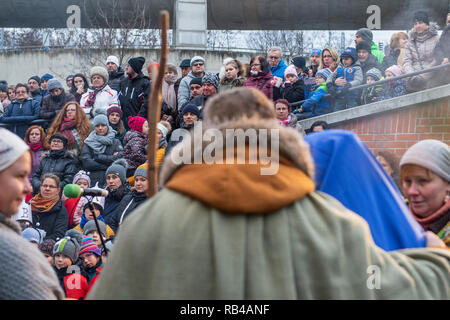 Pilsen, Tschechische Republik. 06 Jan, 2019. Nächstenliebe - Drei Könige, das Geld der Sammlung in Pilsen, Tschechische Republik, 6. Januar 2019. Credit: Miroslav Chaloupka/CTK Photo/Alamy leben Nachrichten Stockfoto