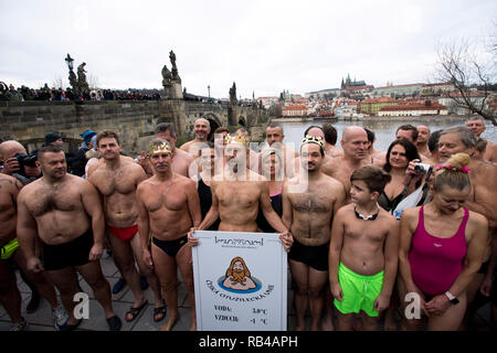 Prag, Tschechische Republik. 06 Jan, 2019. Winter Schwimmer nehmen an den traditionellen Drei Könige schwimmen in der Moldau in Prag, Tschechische Republik, 6. Januar 2019. Credit: Katerina Sulova/CTK Photo/Alamy leben Nachrichten Stockfoto