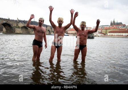 Prag, Tschechische Republik. 06 Jan, 2019. Winter Schwimmer nehmen an den traditionellen Drei Könige schwimmen in der Moldau in Prag, Tschechische Republik, 6. Januar 2019. Credit: Katerina Sulova/CTK Photo/Alamy leben Nachrichten Stockfoto