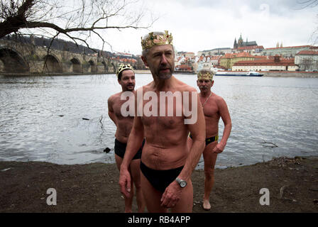 Prag, Tschechische Republik. 06 Jan, 2019. Winter Schwimmer nehmen an den traditionellen Drei Könige schwimmen in der Moldau in Prag, Tschechische Republik, 6. Januar 2019. Credit: Katerina Sulova/CTK Photo/Alamy leben Nachrichten Stockfoto