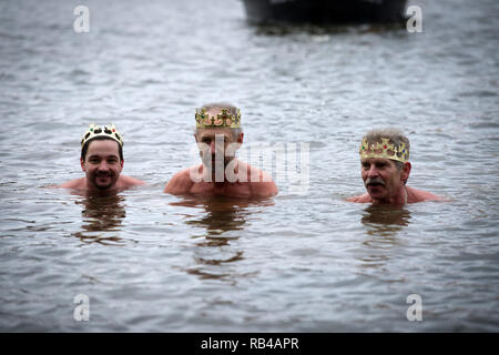 Prag, Tschechische Republik. 06 Jan, 2019. Winter Schwimmer nehmen an den traditionellen Drei Könige schwimmen in der Moldau in Prag, Tschechische Republik, 6. Januar 2019. Credit: Katerina Sulova/CTK Photo/Alamy leben Nachrichten Stockfoto