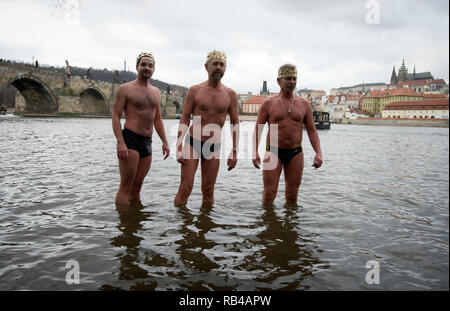 Prag, Tschechische Republik. 06 Jan, 2019. Winter Schwimmer nehmen an den traditionellen Drei Könige schwimmen in der Moldau in Prag, Tschechische Republik, 6. Januar 2019. Credit: Katerina Sulova/CTK Photo/Alamy leben Nachrichten Stockfoto