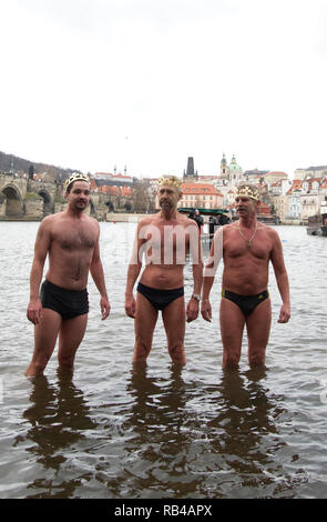 Prag, Tschechische Republik. 06 Jan, 2019. Winter Schwimmer nehmen an den traditionellen Drei Könige schwimmen in der Moldau in Prag, Tschechische Republik, 6. Januar 2019. Credit: Katerina Sulova/CTK Photo/Alamy leben Nachrichten Stockfoto