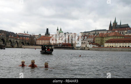 Prag, Tschechische Republik. 06 Jan, 2019. Winter Schwimmer nehmen an den traditionellen Drei Könige schwimmen in der Moldau in Prag, Tschechische Republik, 6. Januar 2019. Credit: Katerina Sulova/CTK Photo/Alamy leben Nachrichten Stockfoto