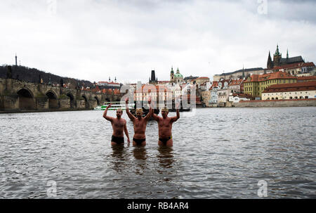 Prag, Tschechische Republik. 06 Jan, 2019. Winter Schwimmer nehmen an den traditionellen Drei Könige schwimmen in der Moldau in Prag, Tschechische Republik, 6. Januar 2019. Credit: Katerina Sulova/CTK Photo/Alamy leben Nachrichten Stockfoto