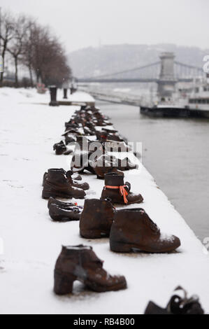 Eine allgemeine Ansicht der Schuhe am Donauufer, ein Denkmal für die Juden, die von faschistischen Pfeilkreuzler Milizionäre in Budapest während des Zweiten Weltkrieges getötet wurden Ehre Stockfoto