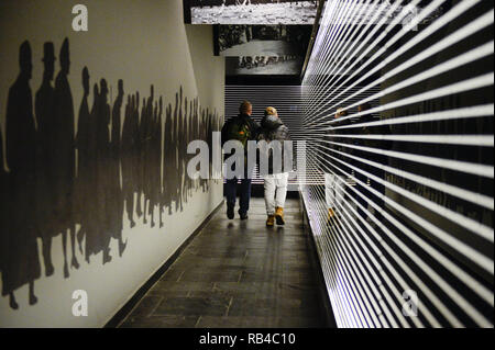 Budapest, Ungarn. 5 Jan, 2019. Besucher gesehen zu Fuß durch eine künstlerische Installation mit Zahlen Taschen tragen am Holocaust Memorial Center. Credit: Omar Marques/SOPA Images/ZUMA Draht/Alamy leben Nachrichten Stockfoto