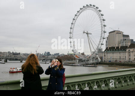 Coca Cola London Eye. London, UK, 7 Jan 2018 - Touristen auf die Westminster Bridge als Coca Cola London Eye ist für die jährliche Wartung Sanierung geschlossen. Die beliebte Touristenattraktion ist 135 m/443 ft hoch und es gibt 32 Kapseln am Rad befestigte wieder geöffnet am 23. Januar 2019. Das London Eye ist Europas höchstes freitragenden Riesenrad und über 3,75 Mio. Besucher visits Das London Eye jährlich. Credit: Dinendra Haria/Alamy leben Nachrichten Stockfoto