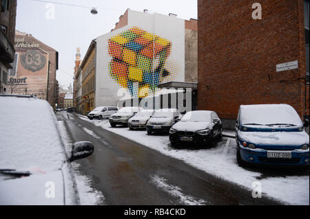 Budapest, Ungarn. 5 Jan, 2019. Autos scheinen die durch Schnee im jüdischen Viertel von Budapest. Credit: Omar Marques/SOPA Images/ZUMA Draht/Alamy leben Nachrichten Stockfoto