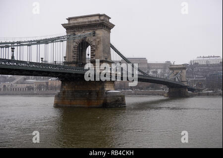 Budapest, Ungarn. 5 Jan, 2019. Eine allgemeine Ansicht der Kettenbrücke über die Donau in Budapest. Credit: Omar Marques/SOPA Images/ZUMA Draht/Alamy leben Nachrichten Stockfoto