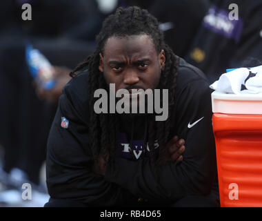 Baltimore, Maryland, USA. 06 Jan, 2019. Verletzte Baltimore Ravens RB Alex Collins (34) dargestellt, während die AFC Wildcard Endspiel Spiel gegen die Los Angeles Ladegeräte bei M&T Bank Stadium in Baltimore, MD, am 6. Januar 2019. Foto/Mike Buscher/Cal Sport Media Credit: Cal Sport Media/Alamy leben Nachrichten Stockfoto