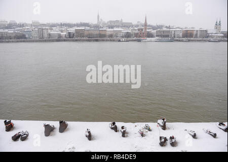 Budapest, Ungarn. 5 Jan, 2019. Eine allgemeine Ansicht der Schuhe am Donauufer, ein Denkmal für die Juden, die von faschistischen Pfeilkreuzler Milizionäre in Budapest während des Zweiten Weltkrieges getötet wurden Ehre Credit: Omar Marques/SOPA Images/ZUMA Draht/Alamy leben Nachrichten Stockfoto