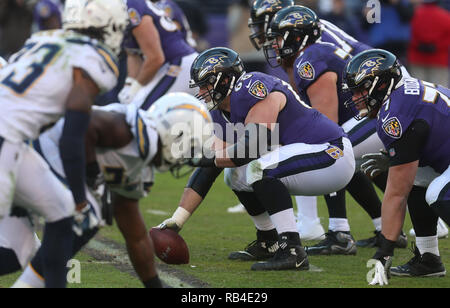 Baltimore, Maryland, USA. 06 Jan, 2019. Baltimore Ravens C Matt Skura (68), die in Aktion gegen die Los Angeles Ladegeräte während der AFC wildcard Endspielspiel bei M&T Bank Stadium in Baltimore, MD, am 6. Januar 2019. Foto/Mike Buscher/Cal Sport Media Credit: Cal Sport Media/Alamy leben Nachrichten Stockfoto