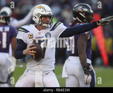 Baltimore, Maryland, USA. 06 Jan, 2019. Los Angeles Ladegeräte QB Philip Flüsse (17) Signale für einen ersten Abstieg nach seinem 9-Yard-run gegen die Baltimore Ravens während der AFC wildcard Endspielspiel bei M&T Bank Stadium in Baltimore, MD, am 6. Januar 2019. Foto/Mike Buscher/Cal Sport Media Credit: Cal Sport Media/Alamy leben Nachrichten Stockfoto