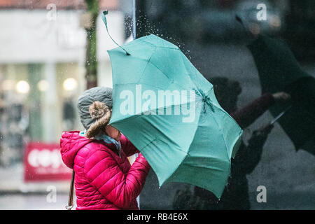 Preston, Lancashire, UK. 7 Jan, 2019. Uk Wetter. Nass und windig in der Innenstadt. Weitere schwere Duschen sind mit gusty, Stürmische Winde erwartet. Stockfoto