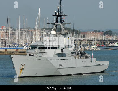 Ajaxnetphoto. Datei pic 2014, Portsmouth, England. Update 7. Januar, 2019. Royal Navy Patrol Schiff HMS Mersey bereitgestellt im Englischen Kanal zu helfen Migranten, die gefährliche Reise verhindern." abgebildeten Portsmouth verlassen in diesem 2014 Datei pic. Foto: Tony Holland/AJAX Stockfoto