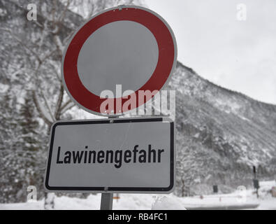 Garmisch Partenkirchen, Deutschland. 07 Jan, 2019. Ein "Lawinengefahr" Schild steht an der Grenze Mittenwald-Scharnitz. Die Straße nach Österreich ist wegen Lawinengefahr geschlossen. Quelle: Angelika Warmuth/dpa/Alamy leben Nachrichten Stockfoto