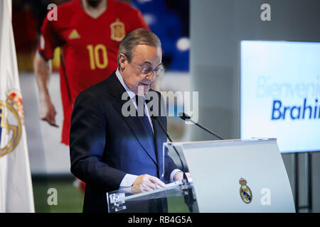 Florentino Perez beobachtet, als er bei der offiziellen Präsentation von Brahim Diaz als Fußballspieler bei Real Madrid Santiago Bernabeu in Madrid. Stockfoto