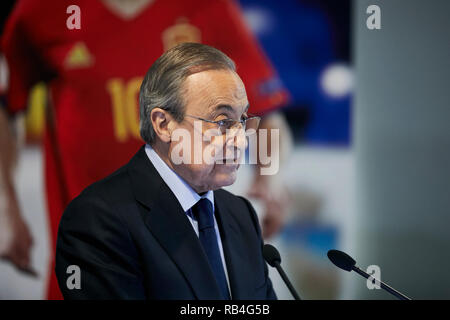 Florentino Perez beobachtet, als er bei der offiziellen Präsentation von Brahim Diaz als Fußballspieler bei Real Madrid Santiago Bernabeu in Madrid. Stockfoto