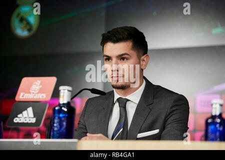 Brahim Diaz beobachtet, als er bei seiner offiziellen Vorstellung als Fußballspieler bei Real Madrid Santiago Bernabeu in Madrid. Stockfoto