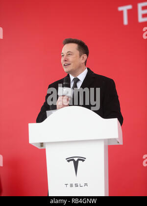 (190107) - SHANGHAI, Januar 7, 2019 (Xinhua) - Tesla-CEO Elon Musk spricht an der Spatenstich für Tesla Gigafactory Shanghai in Shanghai, China, Jan. 7, 2019. Der US-Automobilhersteller Tesla Electric Inc. auf Montag brach Boden auf seinem Shanghai Fabrik, immer die Ersten, die aus einer neuen Politik ermöglicht ausländischen Autohersteller bis 100-prozentige Tochtergesellschaften in China zu profitieren. Die neue Anlage, Tesla's erste außerhalb der Vereinigten Staaten, ist in Lingang, eine qualitativ hochwertige Fertigung Park im Südosten der Hafen von Shanghai. Es ist mit einer jährlichen Kapazität von 500.000 Elektroautos entwickelt. Stockfoto