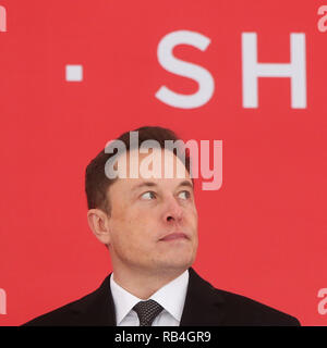 (190107) - SHANGHAI, Januar 7, 2019 (Xinhua) - Tesla-CEO Elon Musk nimmt an den Spatenstich für Tesla Gigafactory Shanghai in Shanghai, China, Jan. 7, 2019. Der US-Automobilhersteller Tesla Electric Inc. auf Montag brach Boden auf seinem Shanghai Fabrik, immer die Ersten, die aus einer neuen Politik ermöglicht ausländischen Autohersteller bis 100-prozentige Tochtergesellschaften in China zu profitieren. Die neue Anlage, Tesla's erste außerhalb der Vereinigten Staaten, ist in Lingang, eine qualitativ hochwertige Fertigung Park im Südosten der Hafen von Shanghai. Es ist mit einer jährlichen Kapazität von 500.000 Elektroautos entwickelt. T Stockfoto