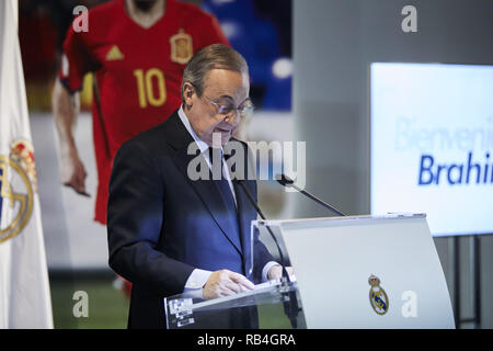 Madrid, Spanien. 7 Jan, 2019. Florentino Perez beobachtet, als er bei der offiziellen Präsentation von Brahim Diaz als Fußballspieler bei Real Madrid Santiago Bernabeu in Madrid. Credit: LEGAN S. Mace/SOPA Images/ZUMA Draht/Alamy leben Nachrichten Stockfoto