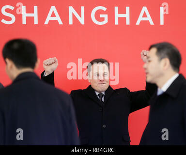 (190107) - SHANGHAI, Januar 7, 2019 (Xinhua) - Tesla-CEO Elon Musk (C) nimmt an den Spatenstich für Tesla Gigafactory Shanghai in Shanghai, China, Jan. 7, 2019. Der US-Automobilhersteller Tesla Electric Inc. auf Montag brach Boden auf seinem Shanghai Fabrik, immer die Ersten, die aus einer neuen Politik ermöglicht ausländischen Autohersteller bis 100-prozentige Tochtergesellschaften in China zu profitieren. Die neue Anlage, Tesla's erste außerhalb der Vereinigten Staaten, ist in Lingang, eine qualitativ hochwertige Fertigung Park im Südosten der Hafen von Shanghai. Es ist mit einer jährlichen Kapazität von 500.000 Elektroautos konzipiert Stockfoto