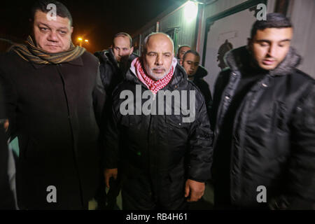 Gaza und die Palästinensischen Gebiete. 07 Jan, 2019. Palästinensische Sicherheitskräfte loyal zu Hamas stand Guard außerhalb des Grenzübergangs Rafah mit Ägypten, nach der Palästinensischen Behörde nimmt seine Mitarbeiter aus der Kreuzung als Teil einer stillen Protest gegen die Hamas Kräfte, 7. Januar 2019. Credit: Abed Rahim Khatib/Erwachen/Alamy leben Nachrichten Stockfoto