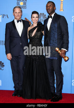 Beverly Hills, Vereinigte Staaten. 06 Jan, 2019. BEVERLY HILLS, Los Angeles, CA, USA - Januar 06: Schauspieler Viggo Mortensen, Linda Cardellini und Mahershala Ali Pose in der Presse Zimmer auf der 76. jährlichen Golden Globe Awards im Beverly Hilton Hotel am 6. Januar 2019 in Beverly Hills, Los Angeles, Kalifornien, Vereinigte Staaten. (Xavier Collin/Image Press Agency) Quelle: Bild Presse Agentur/Alamy leben Nachrichten Stockfoto