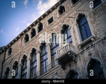Gotische Fassade des Palazzo Fortuny mit Ogefenster, erbaut 1450, Architekt unbekannt, Venedig, Italien Stockfoto